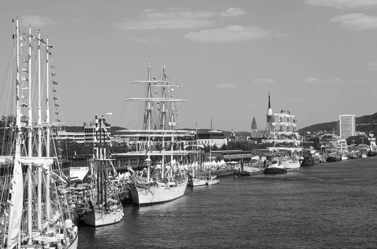 Voiliers de L'Armada amarr&eacute;s sur les quais de Rouen